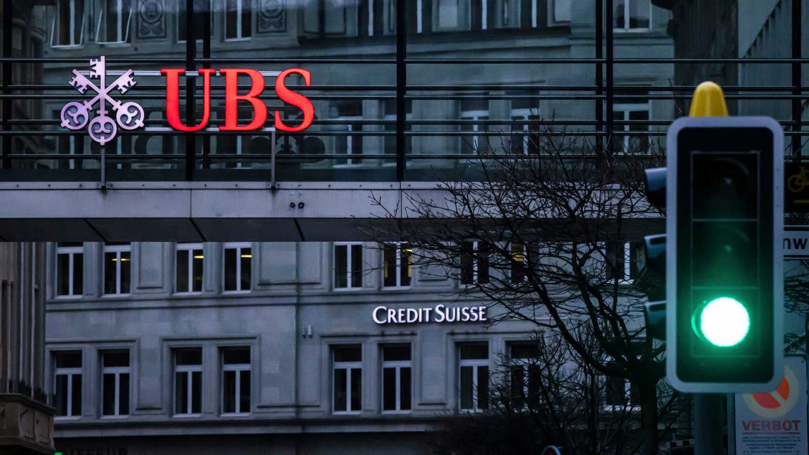 Moody’s y S&P rebajan a negativa la perspectiva del rating de UBS tras la compra de Credit Suisse