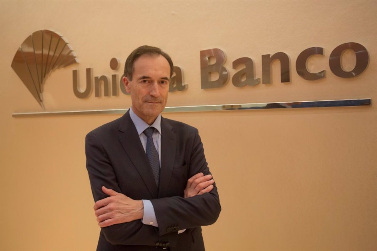 CC OO y UGT calientan la Junta de Unicaja con duras críticas al CEO Manuel Menéndez