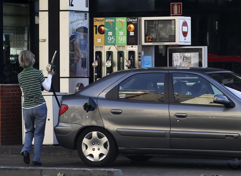 El consumo de combustibles de automoción cae en febrero un 4,3%