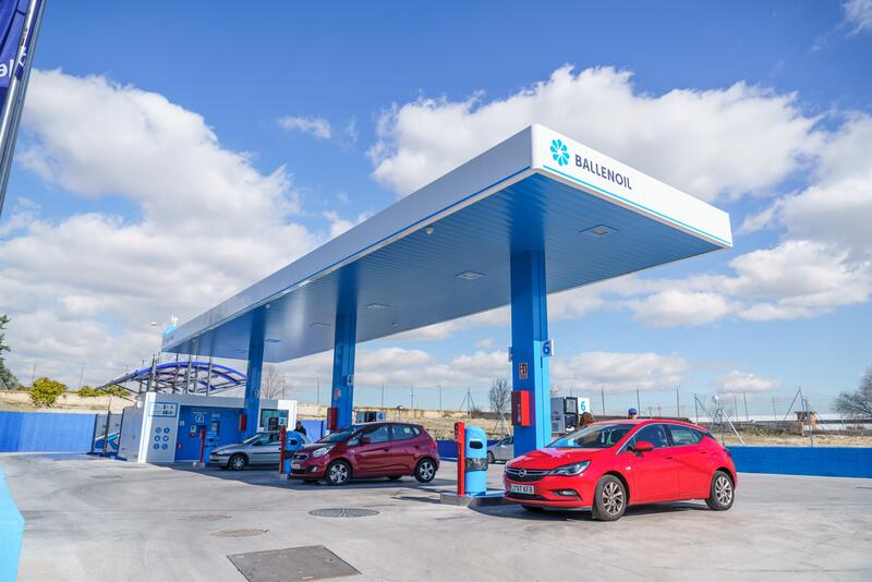 Las gasolineras low cost elevan su diferencial de precios con las tradicionales tras recortarse los descuentos