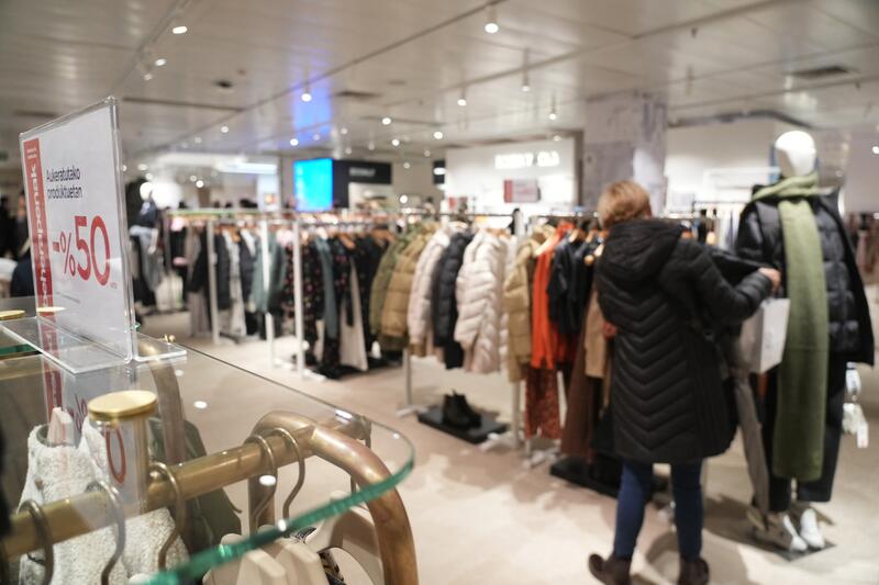 El 36% de los jóvenes aumentará su gasto en tiendas físicas en los próximos dos años, según Bain & Company