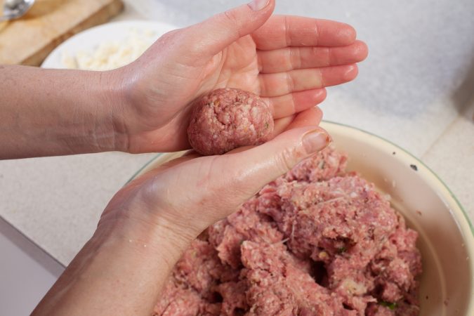 Las hamburguesas, un placer para el paladar peligroso para la salud 2 Merca2.es Amasa las hamburguesas