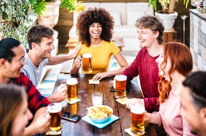 Amigos disfrutando en un bar
