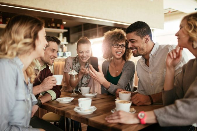 Amigos tomando un café