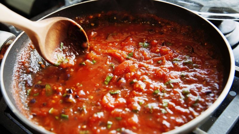 Añade el tomate al sofrito