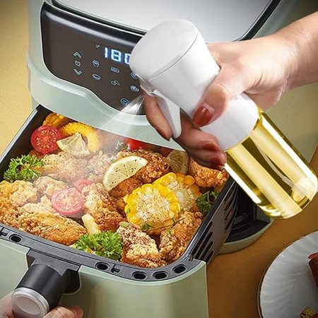 Anade un poco de aceite en la freidora de aire Merca2.es