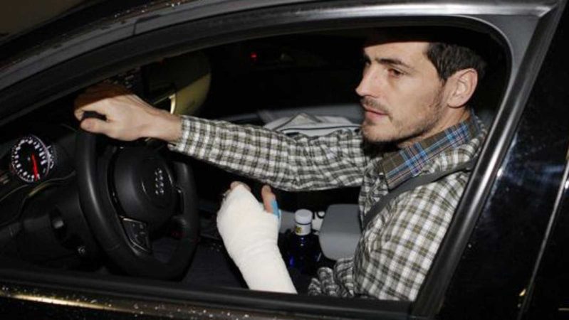 Casillas conduciendo con escayola