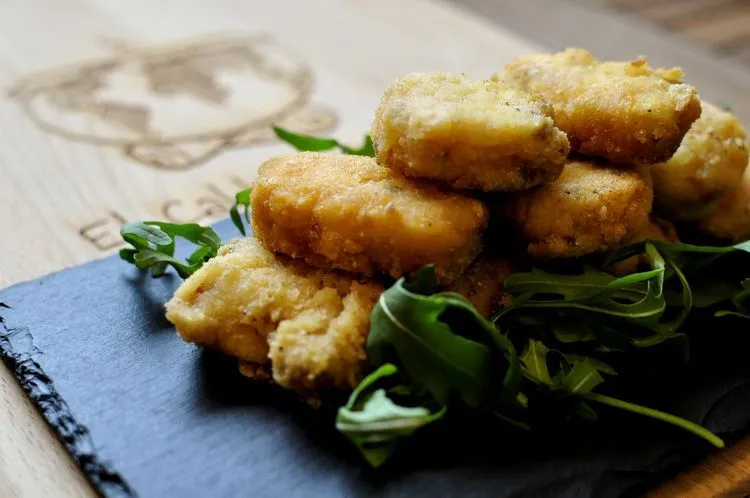 Ángel León y una tapa clásica andaluza: cazón en adobo con chicharrones