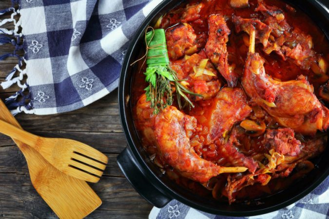 Cocina el conejo en su salsa