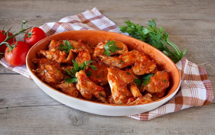 Conejo con tomate