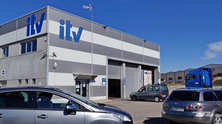 La DGT avisa: "se considera un defecto grave y, por consiguiente, no pasará la ITV" 4 Merca2.es La importancia de preparar el coche antes de la ITV
