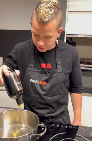 Dabiz Muñoz cierra el debate sobre el aceite y cocer pasta 2 Merca2.es Dabiz Muñoz añadiendo aceite a la pasta