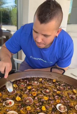 Dabiz Muñoz preparando la paella gallega