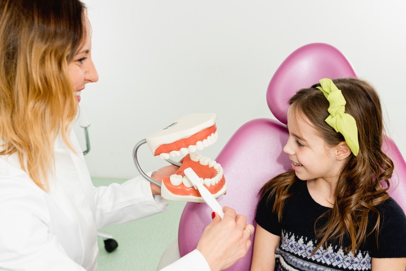 Dentista asesorando sobre higiene dental
