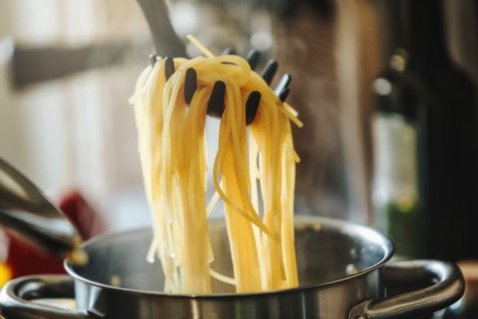 Dabiz Muñoz cierra el debate sobre el aceite y cocer pasta 6 Merca2.es El truco para que la pasta no se pegue