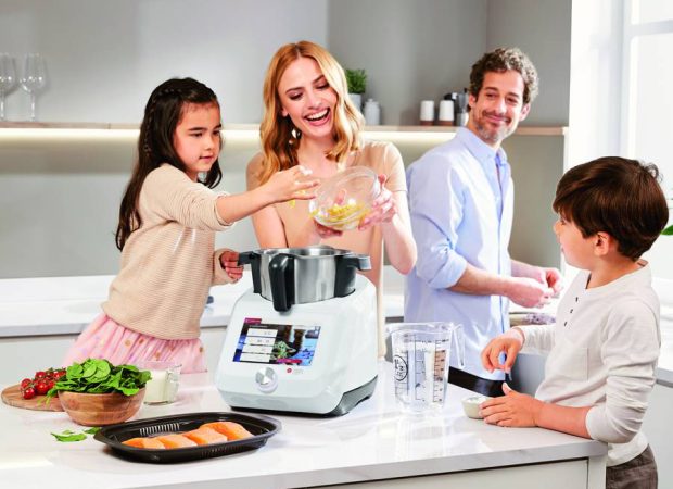 Familia usando el Monsieur Cuisine