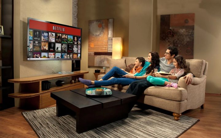 Familia viendo Netflix Merca2.es