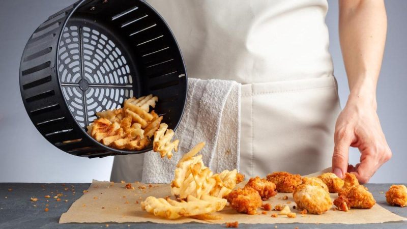 ¿El papel de aluminio o de cocina impide en alguna función de la freidora de aire?