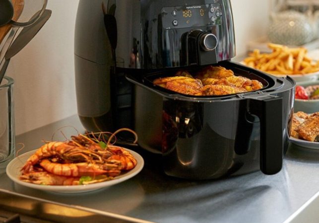 ¿Es muy malo pegar la freidora de aire de alguna superficie, al cocinar en ella?