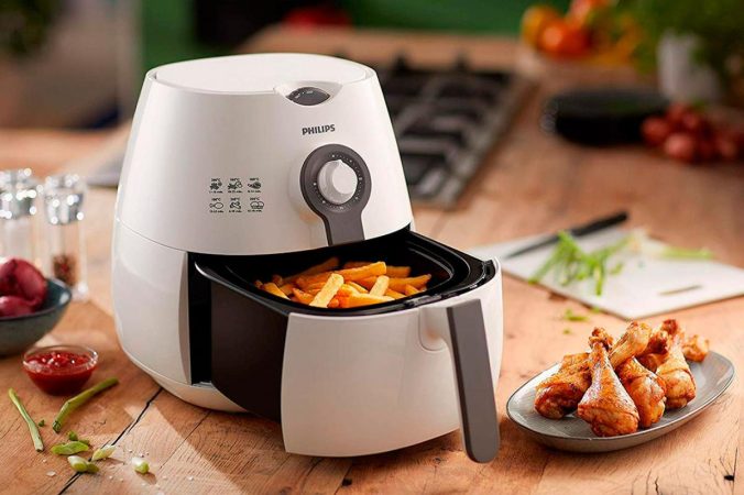 ¿Se puede introducir alimentos húmedos al cocinar en la freidora de aire?