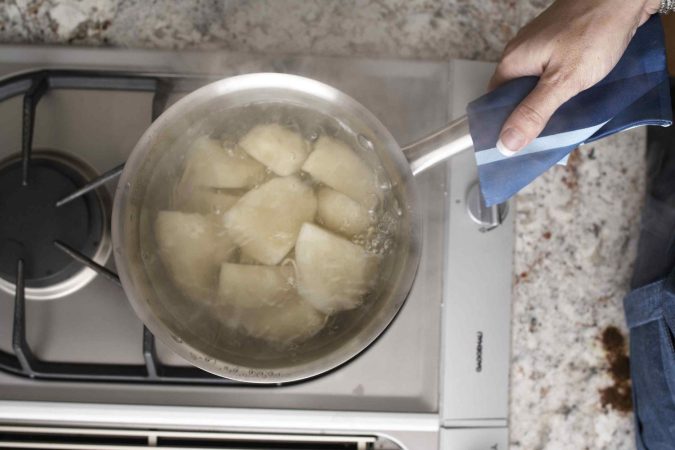 Hierve las patatas.