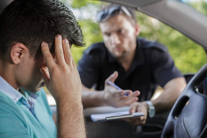 Hombre recibe una multa de tráfico