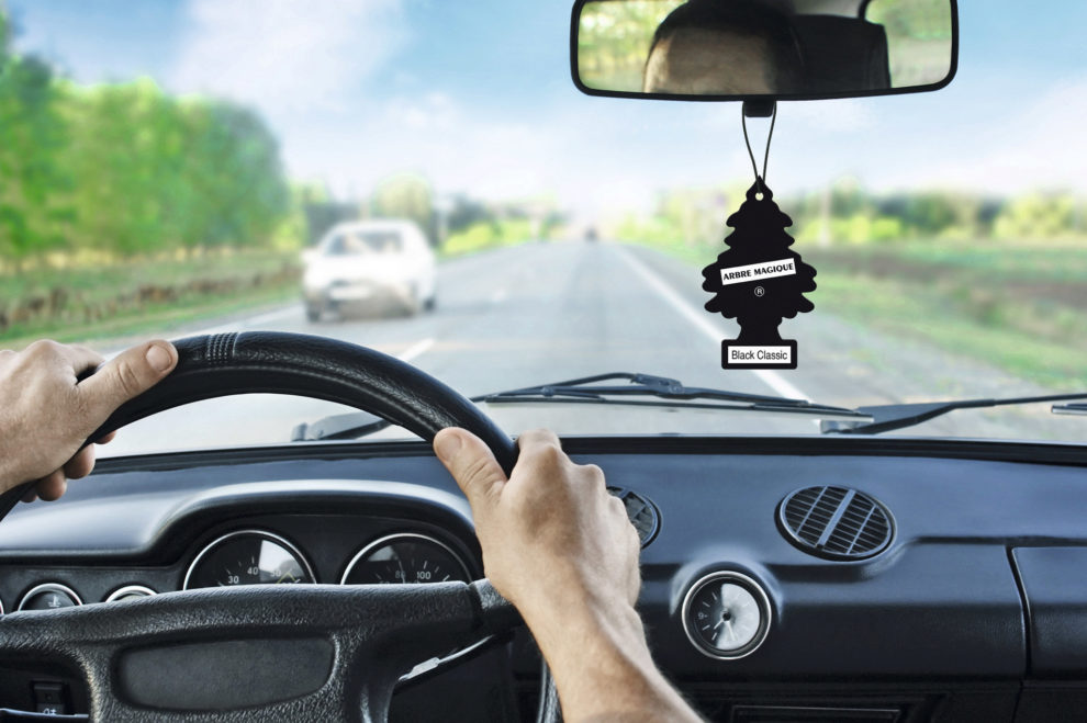 La DGT avisa: cuidado con llevar algo colgado del retrovisor