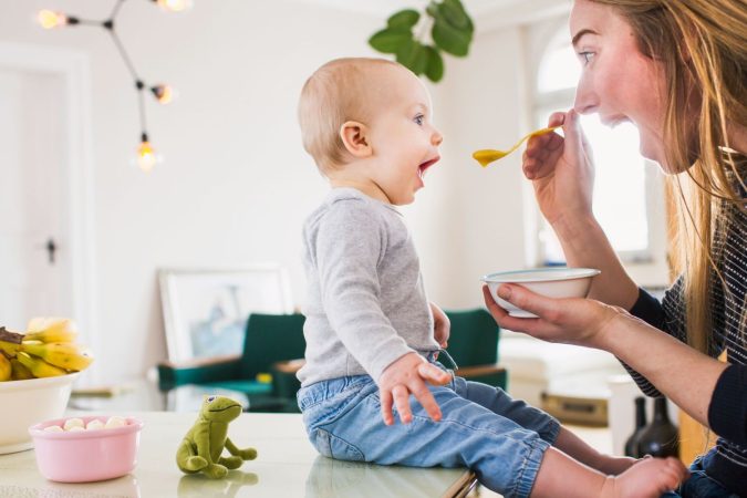 Madre alimentando a su bebé