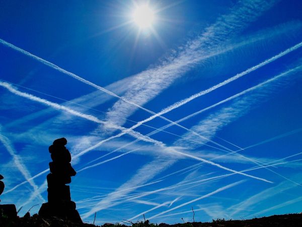 ¿Por qué se ven más estelas de aviones en un cielo sin nubes?