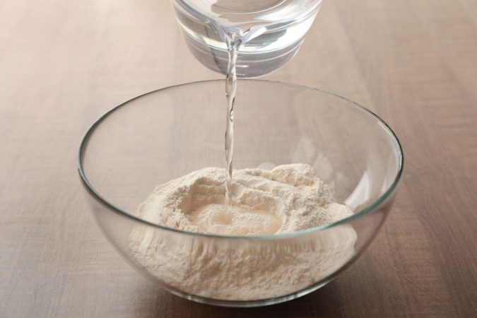Mezcla las harinas con agua en un bol