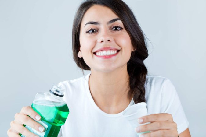 Mujer usando Listerine
