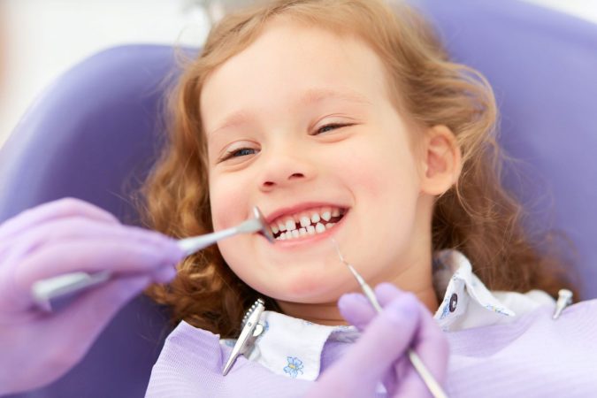Niña pequeña en el dentista