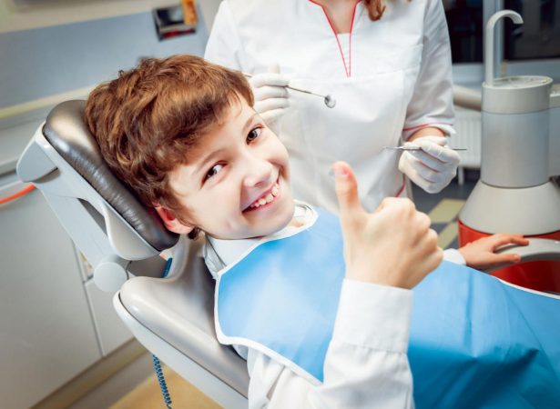 Niño en el dentista