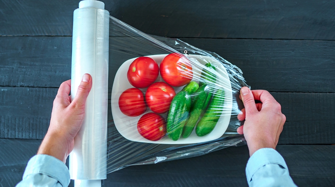 ¿Es bueno guardar la comida en plástico? La OCU responde