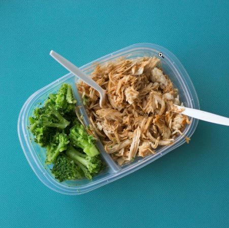 La OCU advierte del riesgo de guardar la comida en un recipiente de plástico