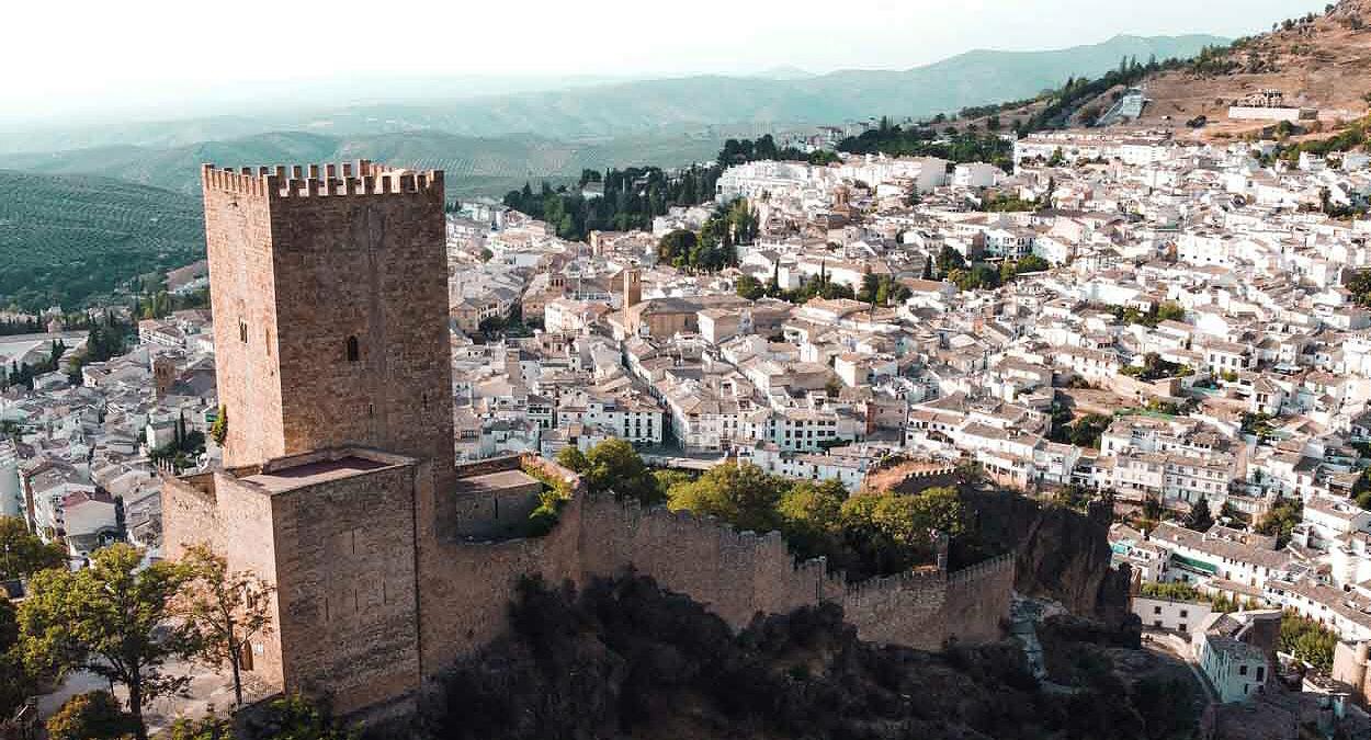Pueblos de España con montañas de cuento que todavía no conocías