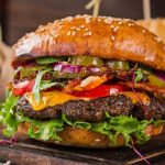 Las hamburguesas, un placer para el paladar peligroso para la salud