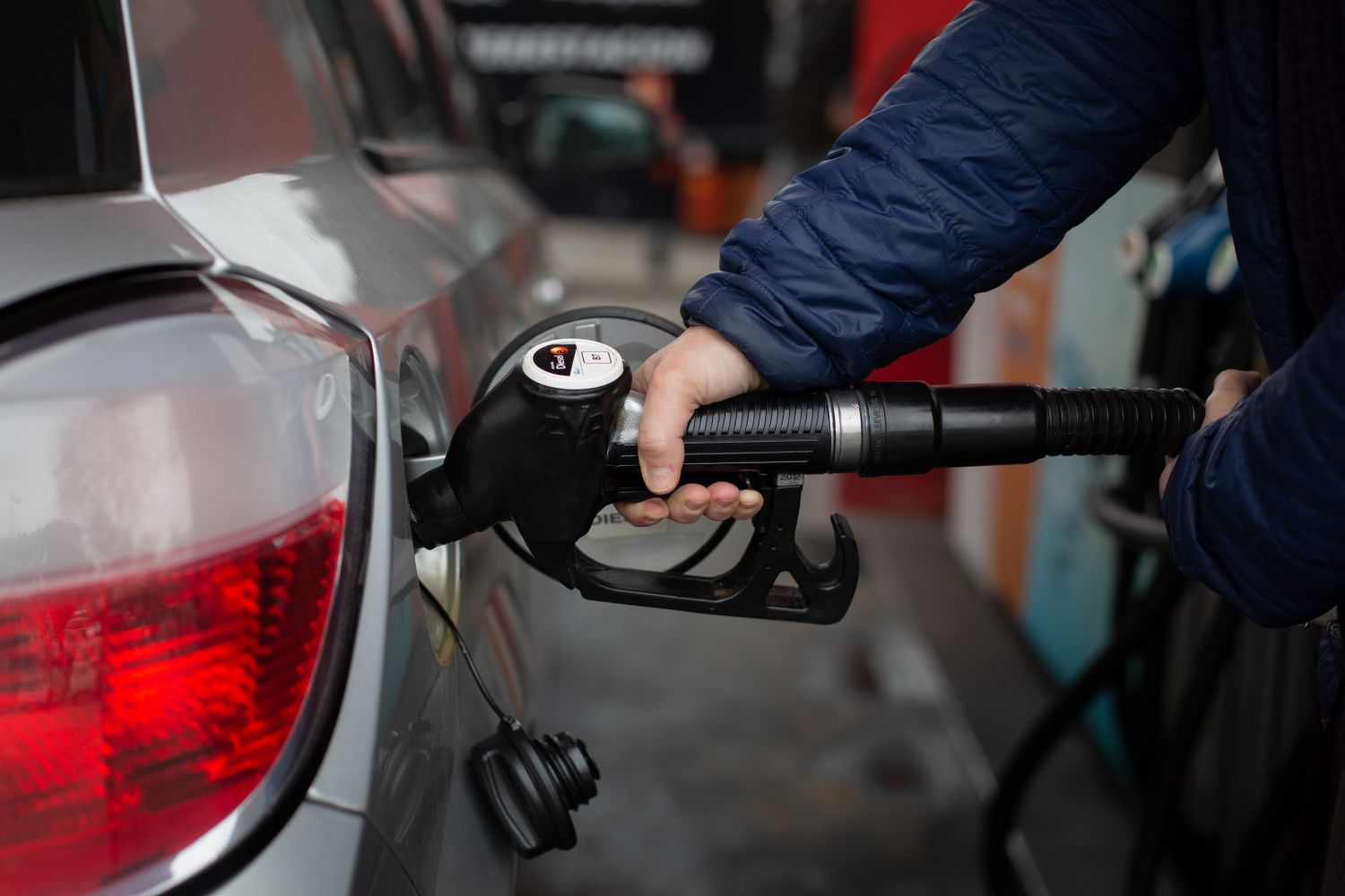 Repsol, Shell y Disa descuentan entre 5 y 20 céntimos por litro de combustible