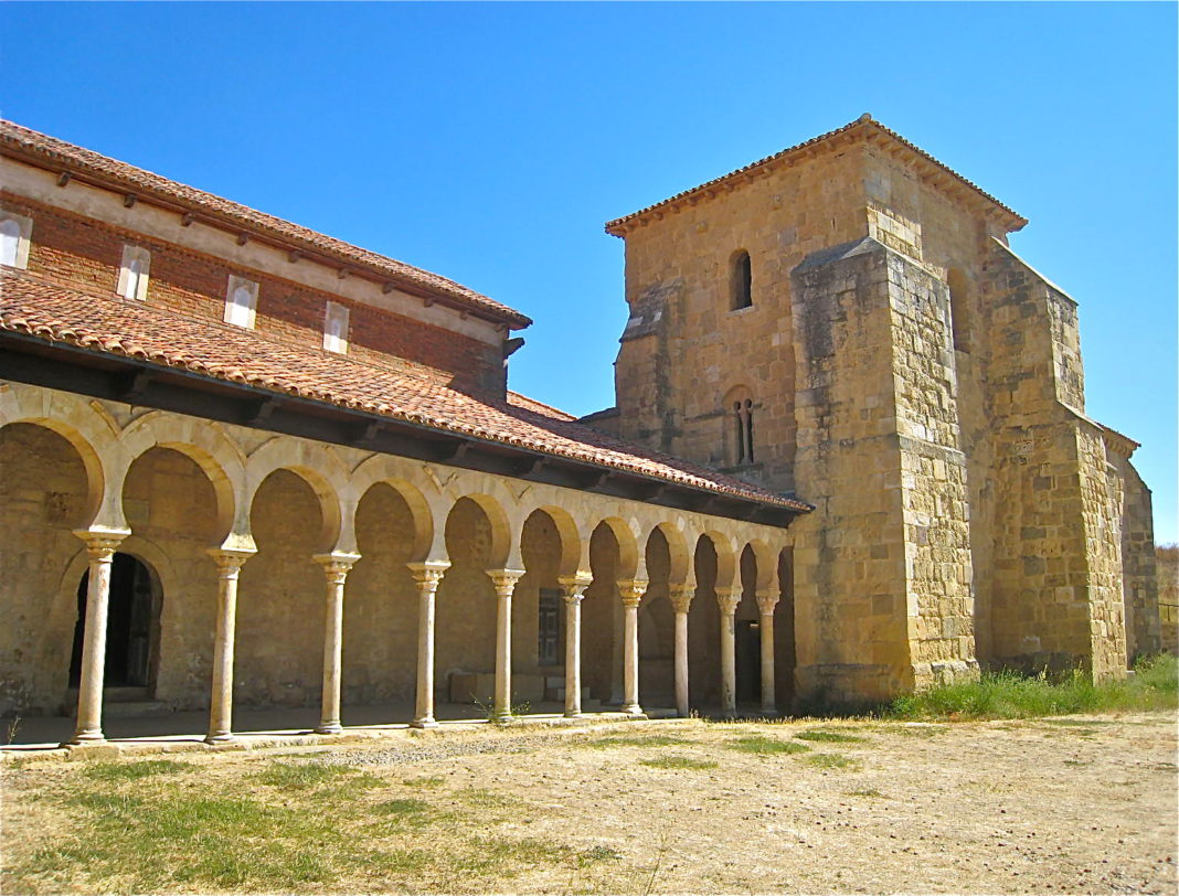 La iglesia de San Miguel de Escalada: así es la belleza mozárabe de la comarca leonesa