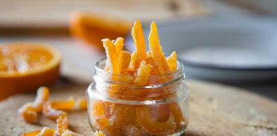 Tiras de naranja confitada