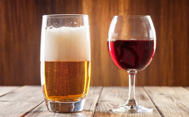 ¿Cómo de perjudicial es tomar vino o cerveza?