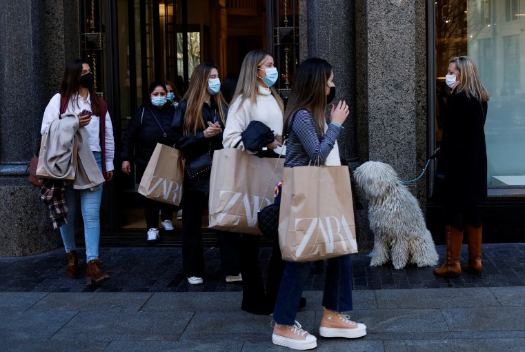Zara repone uno de los vestidos más vendidos: bueno, bonito y barato