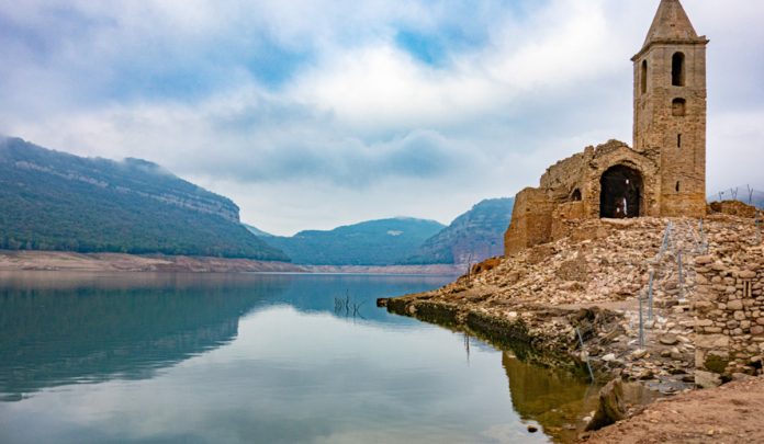 El pantano de Sau, icono de la sequía en Cataluña y la escasez de agua en la región