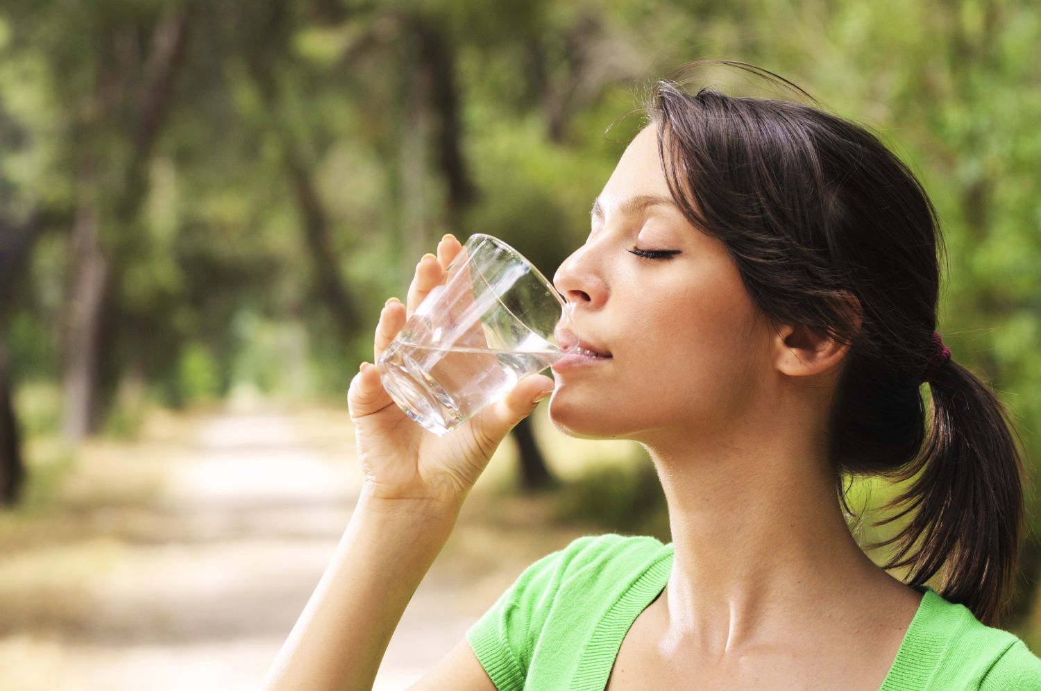 Cómo se garantiza el acceso al agua potable