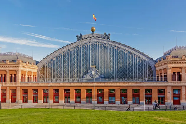 Estas son las estaciones de tren más bonitas e impresionantes de España Atocha