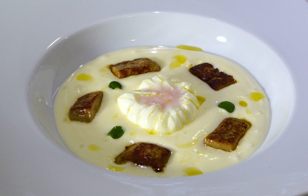 Ferran Adrià y un clásico que no pasa de moda: espuma de patata con huevo frito y trufa