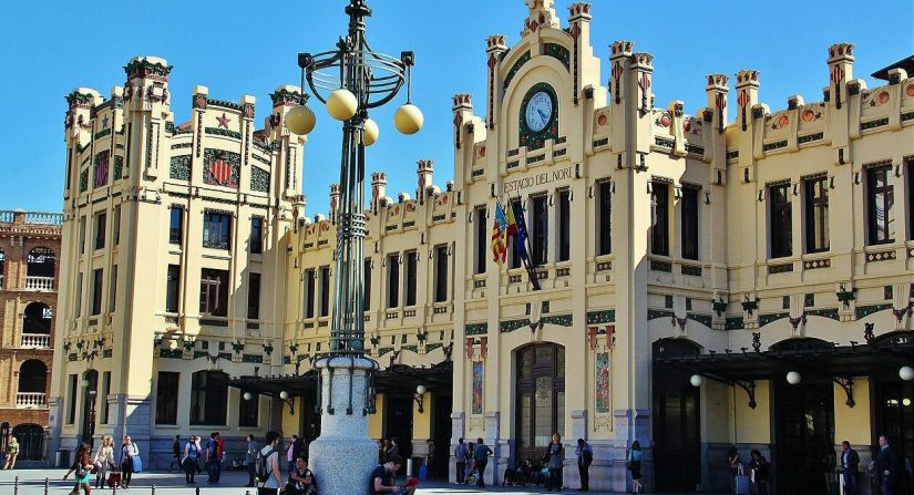 Estas son las estaciones de tren más bonitas e impresionantes de España Estacion-valencia-825x447