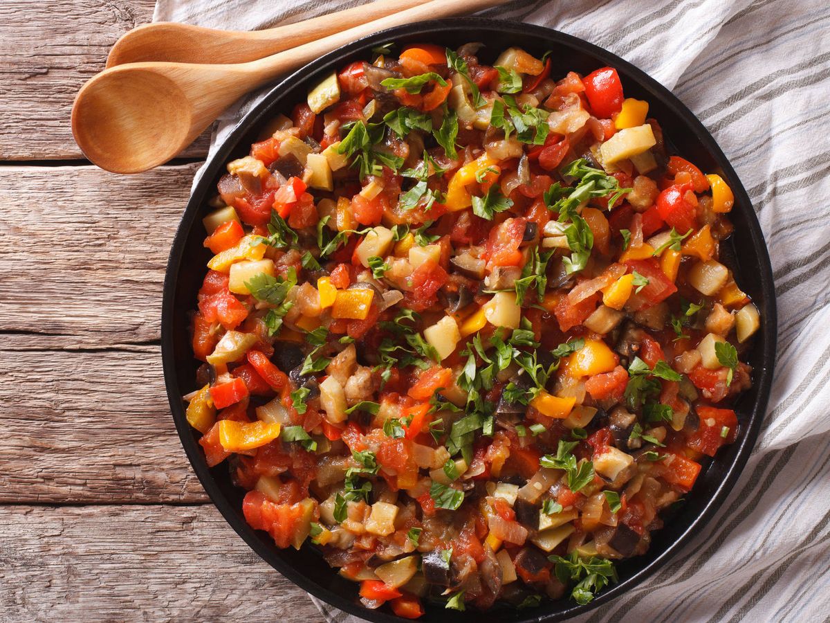 Así puedes hacer una receta tradicional y sana con tomate y ajo en pocos pasos