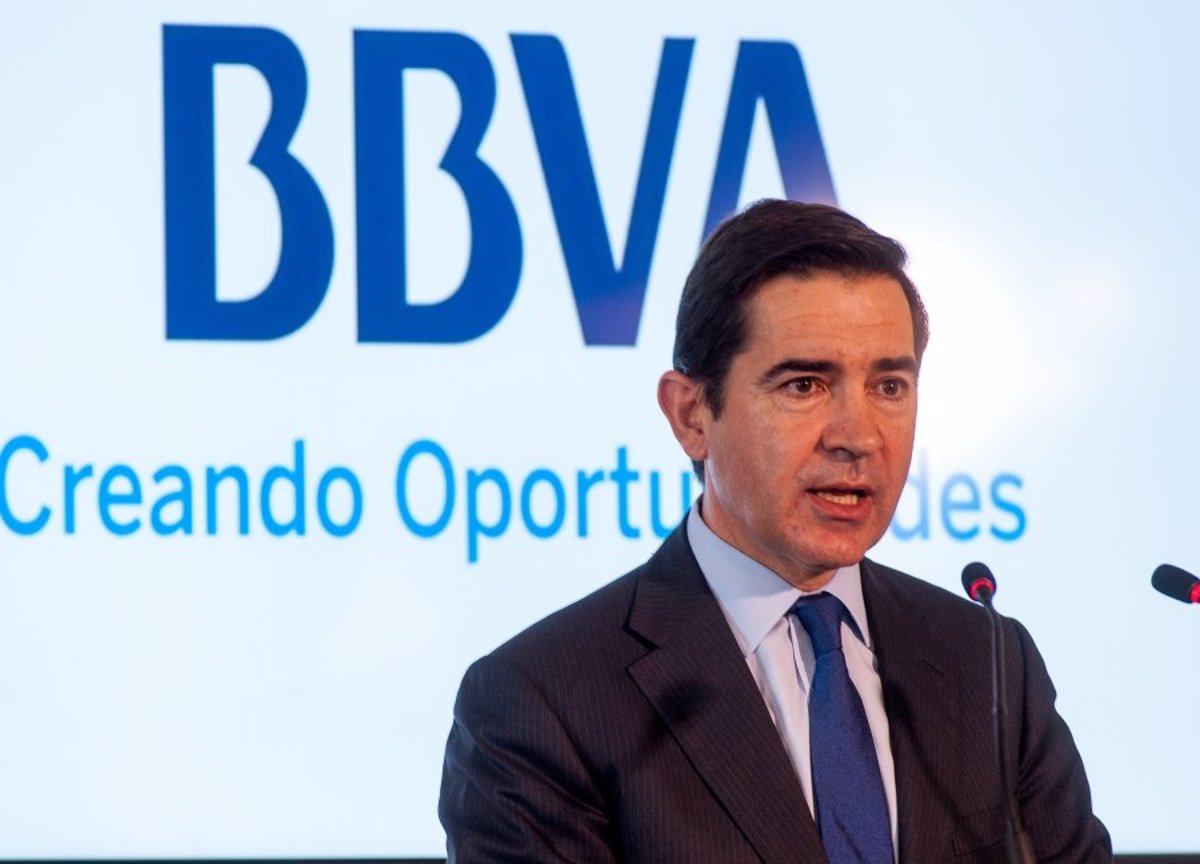 Carlos Torres (BBVA) encara días decisivos con el mensaje del ‘ahorro’ en la operación Sabadell