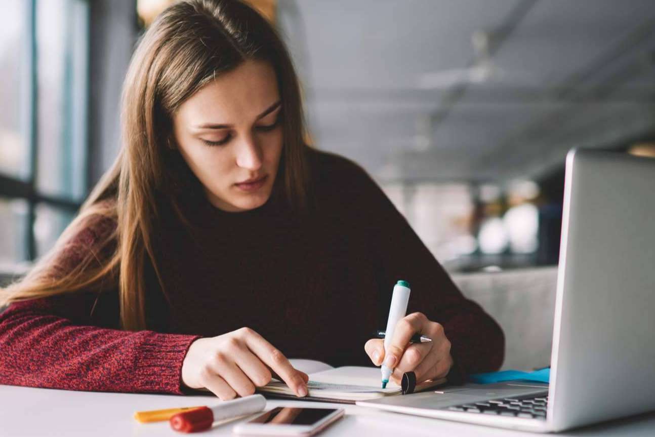 Opositer comenta cuáles son los beneficios de apuntarse a cursos homologados para aprobar una oposición